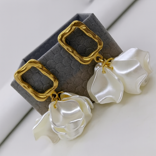 Golden Frame Pearl Bloom Dangler
