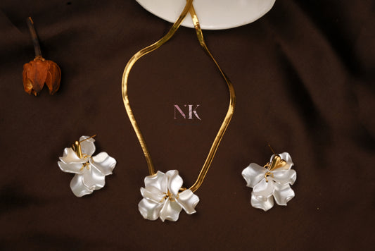 Pearl Bloom Neckline & Studs Set