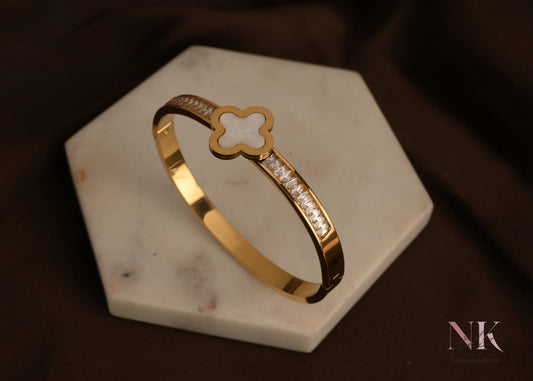 White Clover Charm Elegant Bracelet