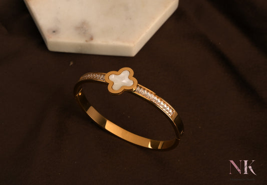 White Clover Charm Elegant Bracelet