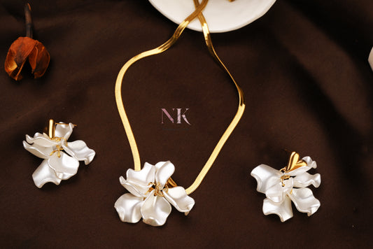 Pearl Bloom Neckline & Studs Set