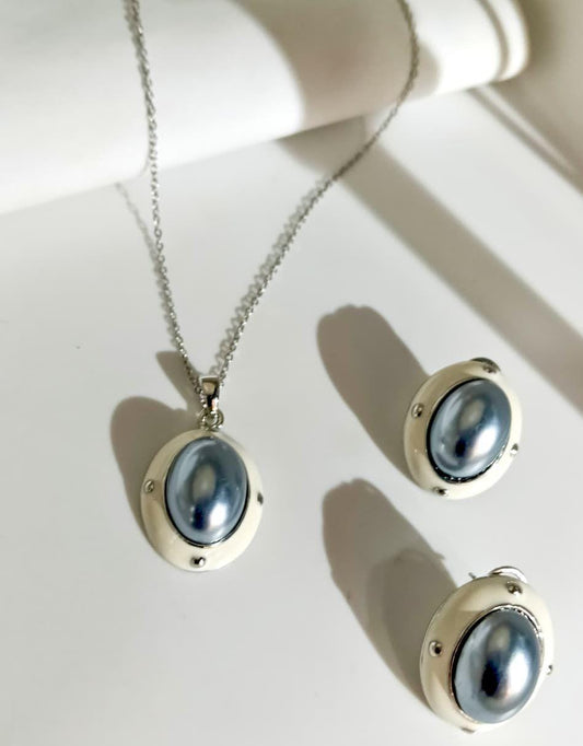 Silver Mist Pearl Neckline & Stud Set