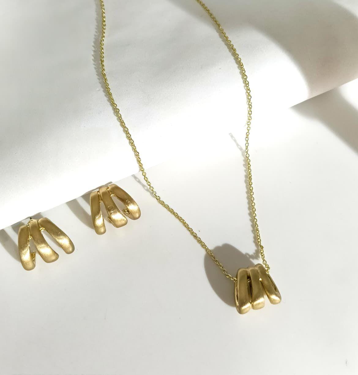 Golden Wave Minimal Neckline & Stud Set
